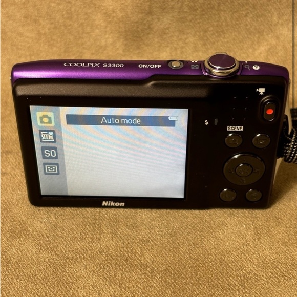 Nikon COOLPIX digital camera - Picture 5 of 7
